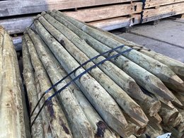 Gewolmaniseerde ronde vurenhouten palen 