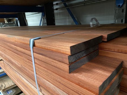Padoek planken geschaafd vier zijde gekantrecht 27x190 mm.