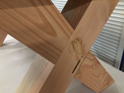 Douglas  kruispoot tafel met boomstam tafel blad  6 cm in diverse lengtes beschikbaar