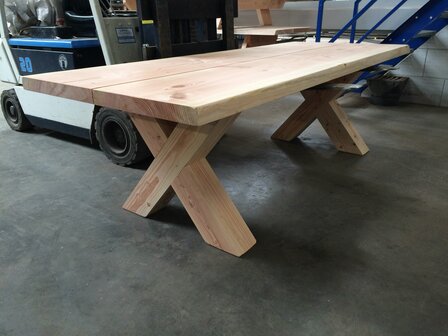 Douglas  kruispoot tafel met boomstam tafel blad  6 cm in diverse lengtes beschikbaar