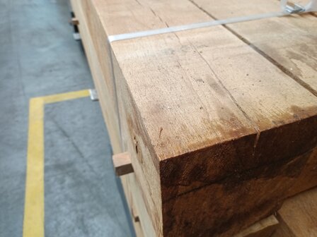 200X200mm Eiken fijnbezaagd 250cm