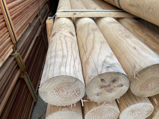 Beschaven Nieuwe betekenis incompleet Cilindrisch gefreesde palen rond 10 cm grenen hout - Van Hameren Houthandel