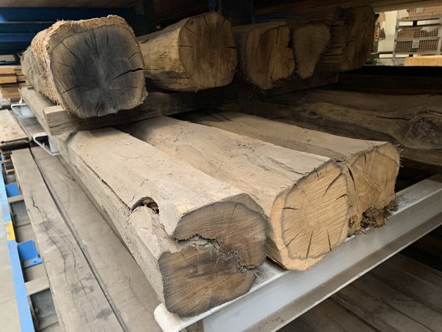 Oude gebruikte eikenhouten afgeronde balken kop 12x12 cm met lengte 320 cm