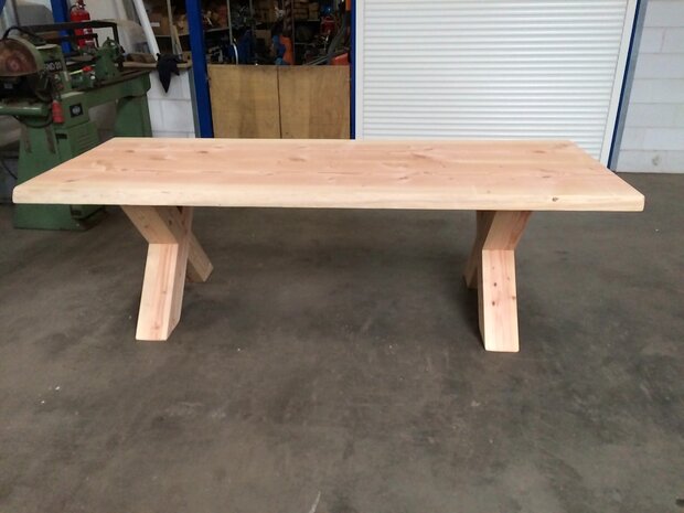 Douglas  kruispoot tafel met boomstam tafel blad  6 cm in diverse lengtes beschikbaar