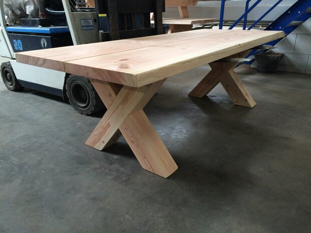 Douglas  kruispoot tafel met boomstam tafel blad  6 cm in diverse lengtes beschikbaar