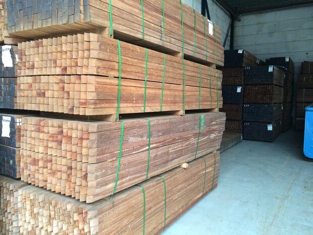 6x6cm 2.5m Hard hout ruw