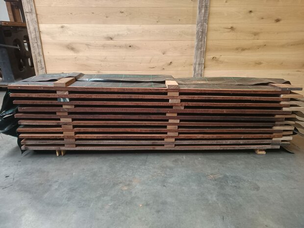 45 cm hoog x 200 cm lang hardhouten beschoeiingschot geschroefd en gronddoek