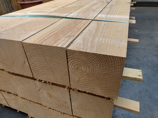 200X200MM DOUGLAS FIJN BEZAAGD 500CM