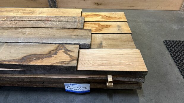 Oud Eiken planken, gezaagd uit Meerpalen 4,5x24 cm ongeveer.