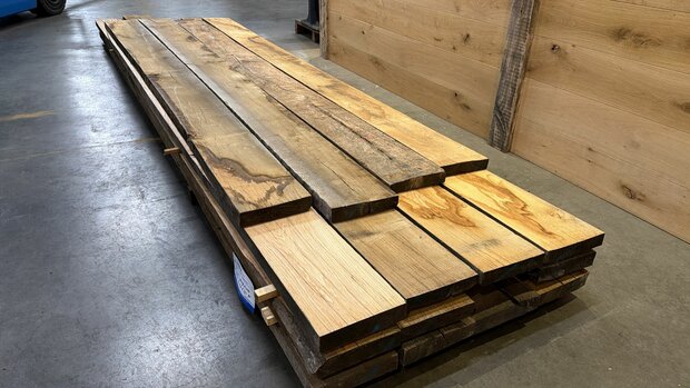 Oud Eiken planken, gezaagd uit Meerpalen 4,5x24 cm ongeveer.