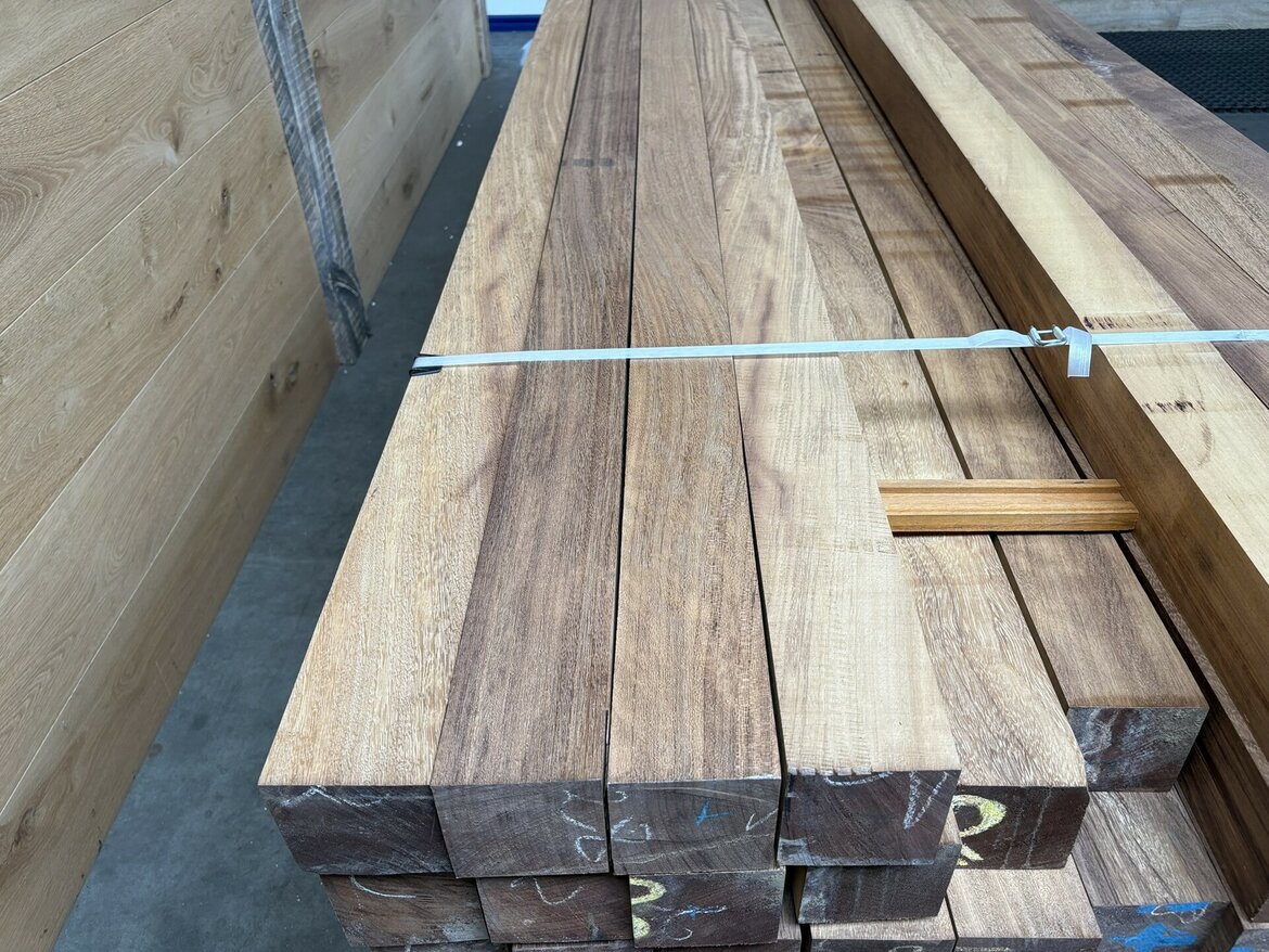 95x95-MM-Iroko-KD-geschaafde--balken
