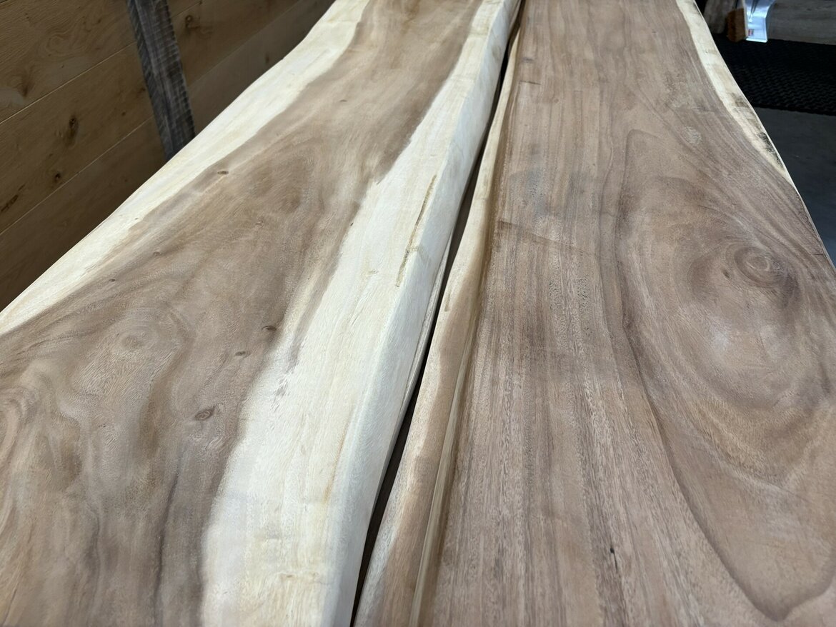 Suar-hout-tafel-en-wandplanken